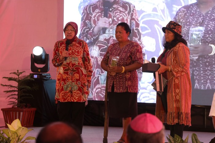 Ibu Risma Berikan Pelatihan Wirausaha untuk 500 Warga Kupang